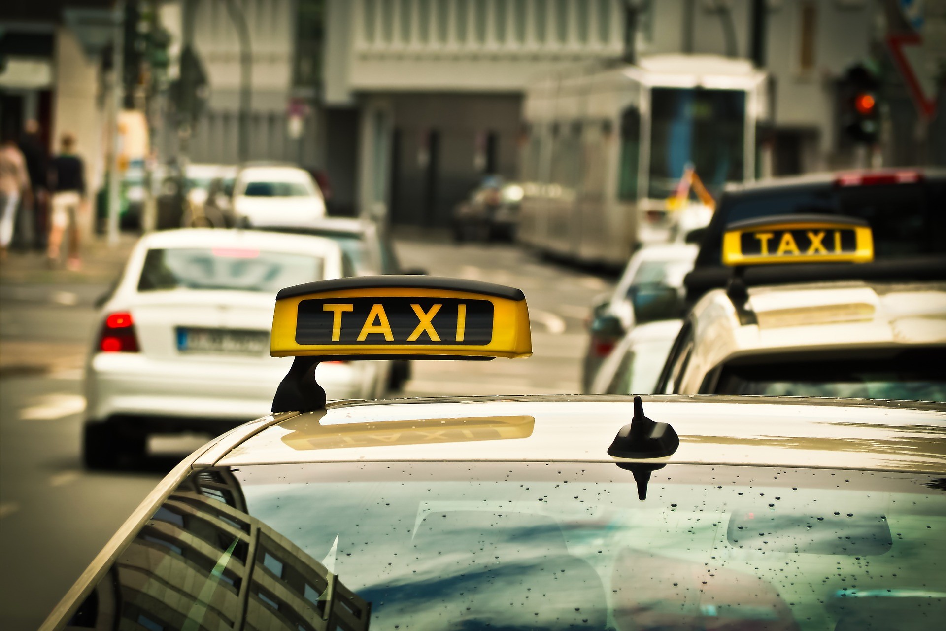 2 taxi's in de stad